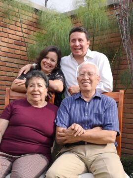 Imágenes para rendir homenaje a persona finada, estas pueden variar en su contenido.