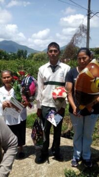 Imágenes para rendir homenaje a persona finada, estas pueden variar en su contenido.