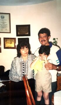 Imágenes para rendir homenaje a persona finada, estas pueden variar en su contenido.