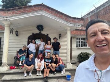 Imágenes para rendir homenaje a persona finada, estas pueden variar en su contenido.