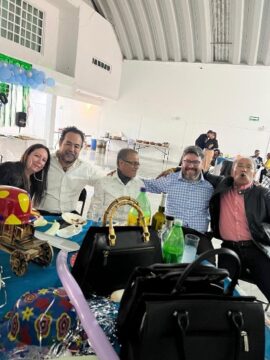 Imágenes para rendir homenaje a persona finada, estas pueden variar en su contenido.