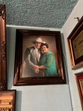 Imágenes para rendir homenaje a persona finada, estas pueden variar en su contenido.