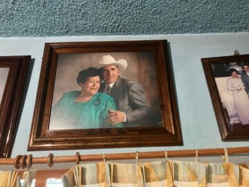 Imágenes para rendir homenaje a persona finada, estas pueden variar en su contenido.