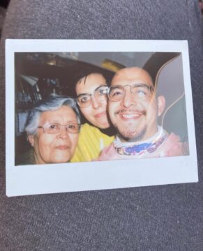 Imágenes para rendir homenaje a persona finada, estas pueden variar en su contenido.