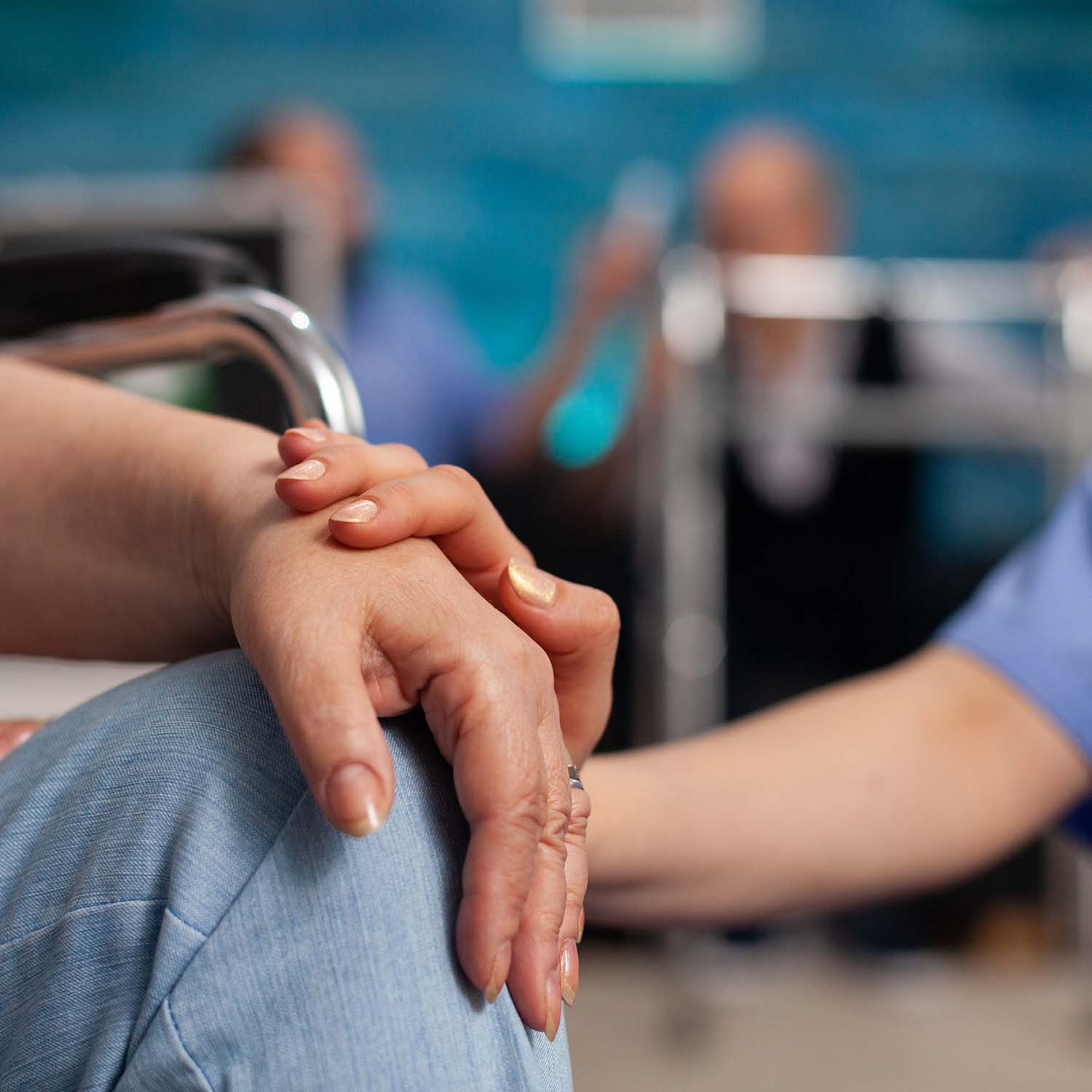 Doctor informando su diagnóstico a su paciente dentro de un hospital.