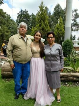 Imágenes para rendir homenaje a persona finada, estas pueden variar en su contenido.