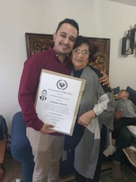 Imágenes para rendir homenaje a persona finada, estas pueden variar en su contenido.