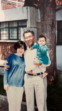 Imágenes para rendir homenaje a persona finada, estas pueden variar en su contenido.