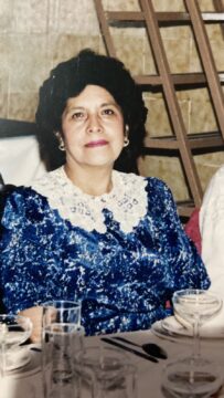 Imágenes para rendir homenaje a persona finada, estas pueden variar en su contenido.