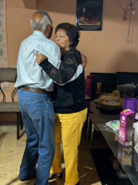 Imágenes para rendir homenaje a persona finada, estas pueden variar en su contenido.