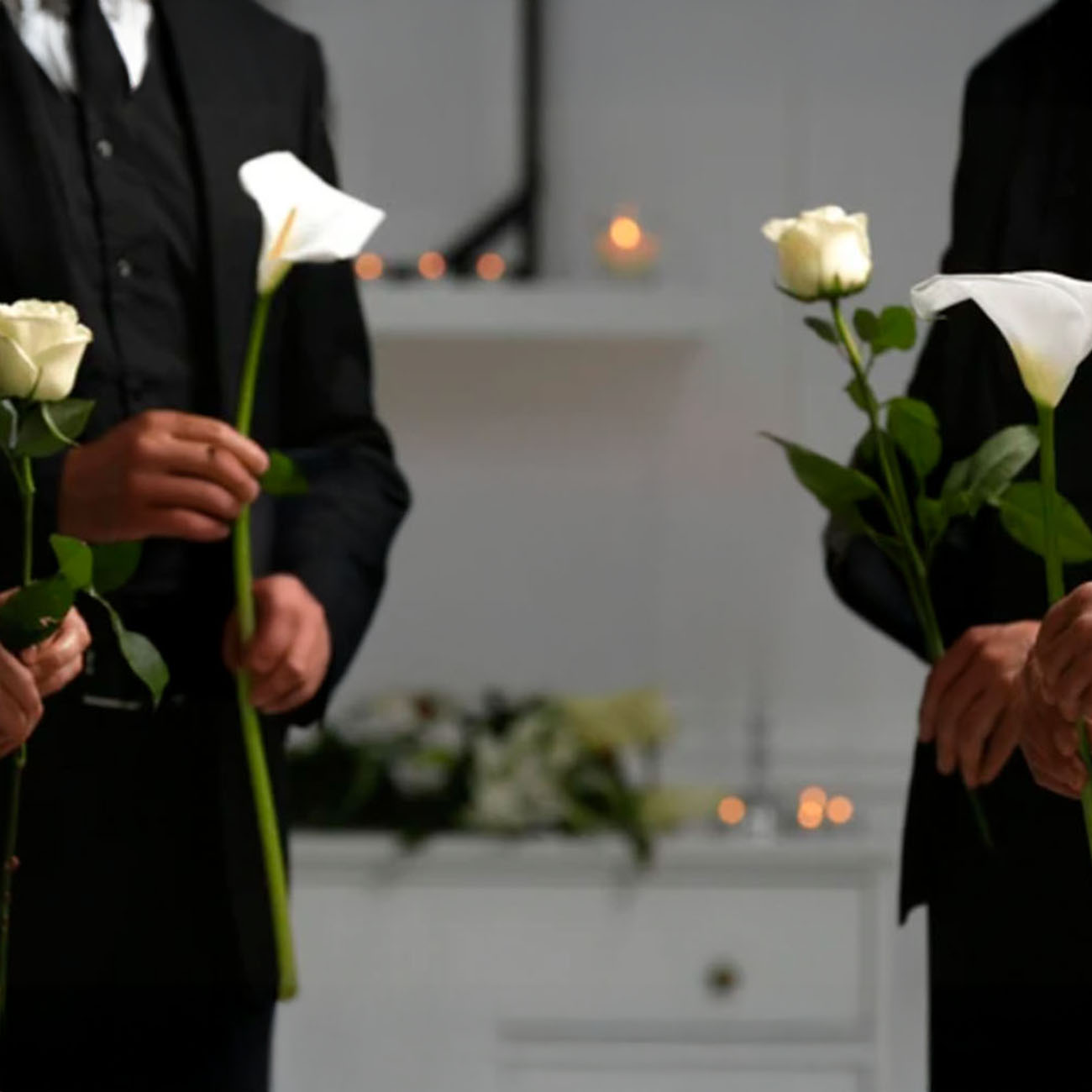 Grupo de personas en un funeral mostrando respeto y compartiendo flores para la familia.
