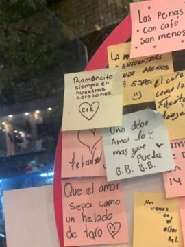 Imágenes para rendir homenaje a persona finada, estas pueden variar en su contenido.
