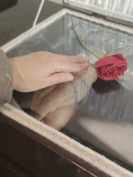 Imágenes para rendir homenaje a persona finada, estas pueden variar en su contenido.