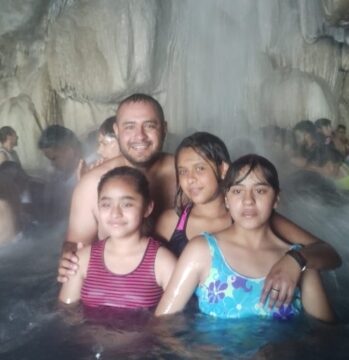 Imágenes para rendir homenaje a persona finada, estas pueden variar en su contenido.