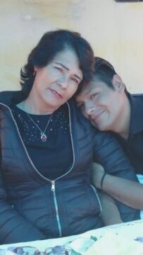 Imágenes para rendir homenaje a persona finada, estas pueden variar en su contenido.