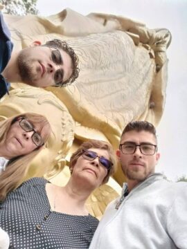 Imágenes para rendir homenaje a persona finada, estas pueden variar en su contenido.