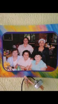 Imágenes para rendir homenaje a persona finada, estas pueden variar en su contenido.