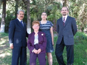 Imágenes para rendir homenaje a persona finada, estas pueden variar en su contenido.