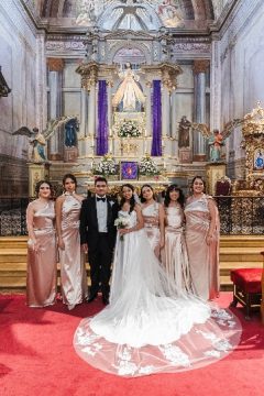 Imágenes para rendir homenaje a persona finada, estas pueden variar en su contenido.