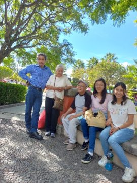 Imágenes para rendir homenaje a persona finada, estas pueden variar en su contenido.