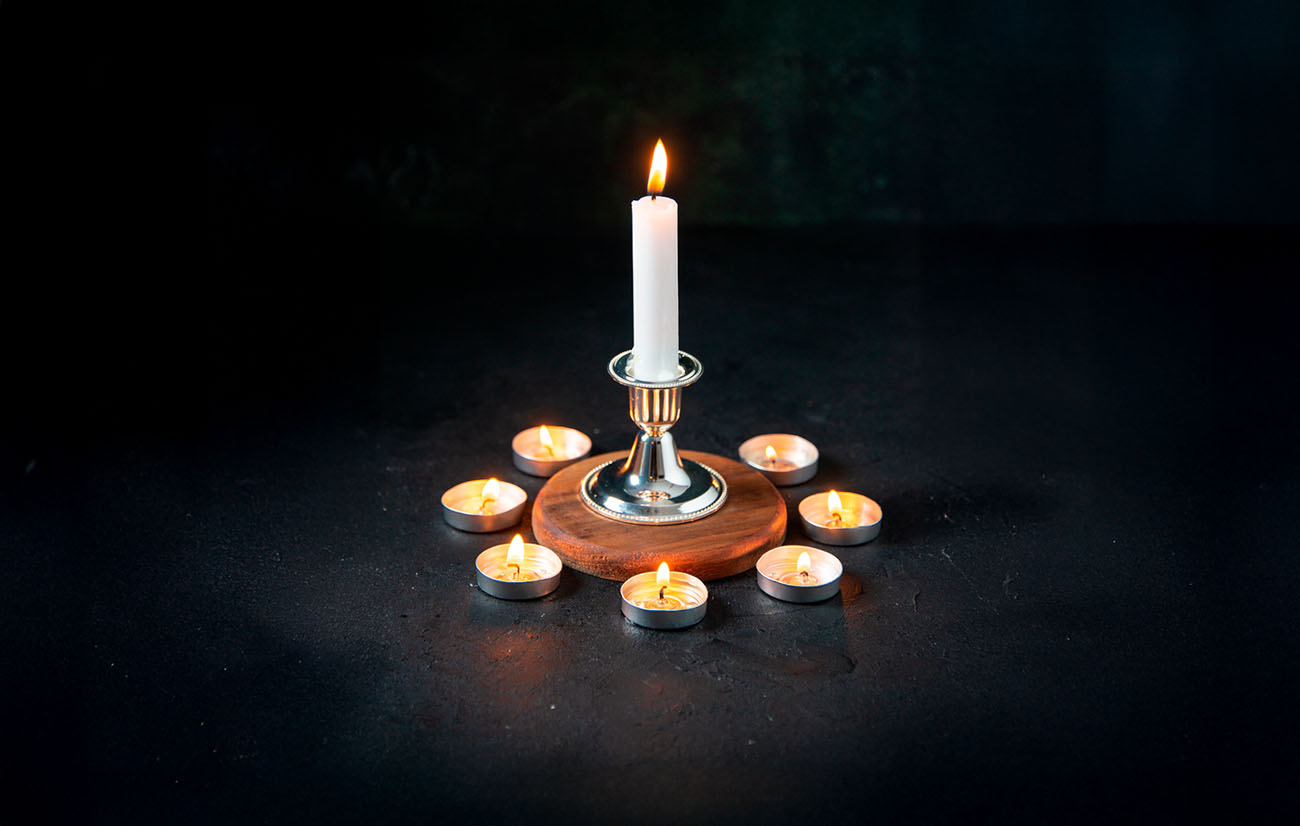 Velas utilizadas para funerales, representa vida, esperanza y el espíritu eterno de la persona recordada.