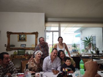 Imágenes para rendir homenaje a persona finada, estas pueden variar en su contenido.