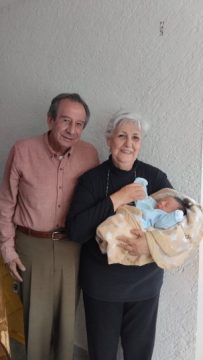 Imágenes para rendir homenaje a persona finada, estas pueden variar en su contenido.
