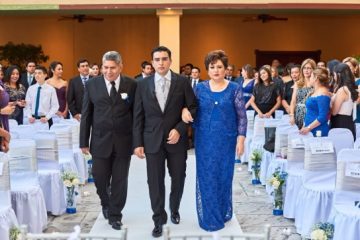 Imágenes para rendir homenaje a persona finada, estas pueden variar en su contenido.